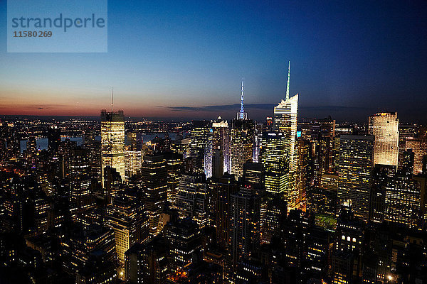 Erhöhte Ansicht der nächtlichen Skyline mit dem Empire State Building  New York City  USA