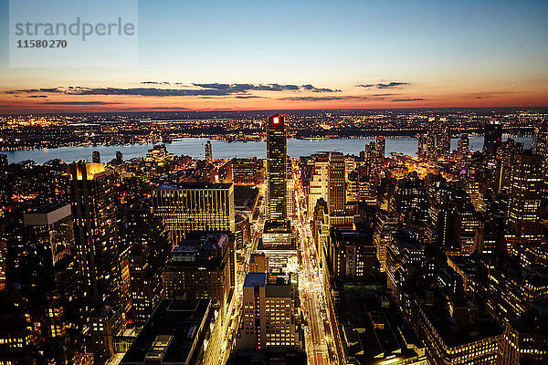 Erhöhtes Stadtbild bei Sonnenuntergang  New York City  USA