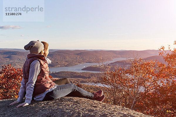 Zwei junge Frauen mit Blick auf See und Hügel  New York State  USA