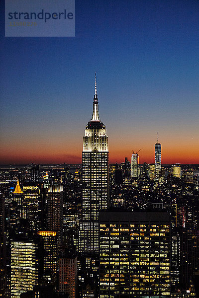 Erhöhte Ansicht des Empire State Building bei Nacht  New York City  USA