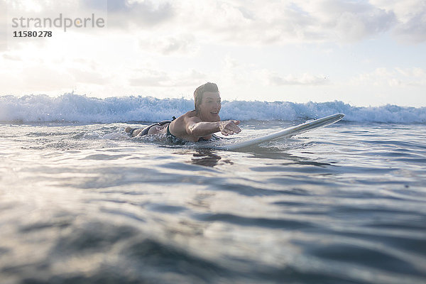 Frau paddelt auf einem Surfbrett im Meer  Nosara  Provinz Guanacaste  Costa Rica