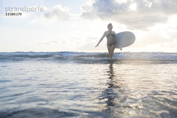 Frau mit Surfbrett im Meer  Nosara  Provinz Guanacaste  Costa Rica