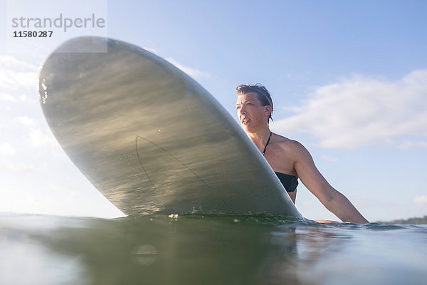 Frau  die auf einem Surfbrett im Meer steht  Nosara  Provinz Guanacaste  Costa Rica