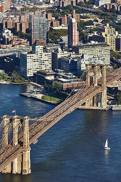 Hochwinkelansicht der Brooklyn Bridge vom One World Trade Observatory  New York City  USA