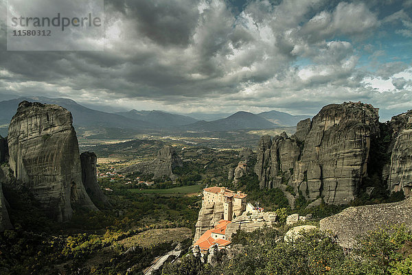 Erhöhte Landschaftsansicht des Klosters Roussanou auf einer Felsformation  Meteora  Thassalien  Griechenland