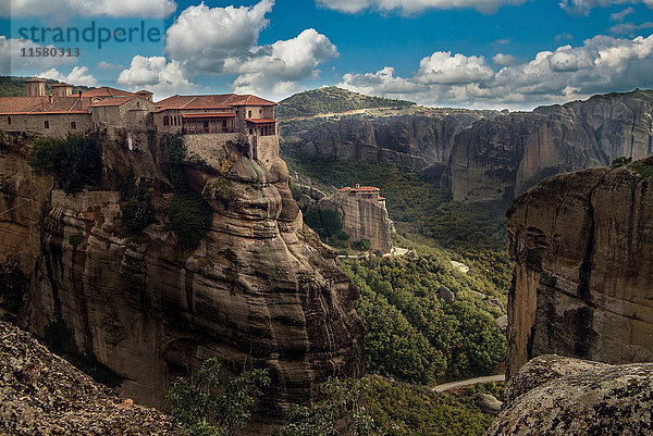 Erhöhte Landschaftsansicht des Klosters Roussanou auf einer Felsformation  Meteora  Thassalien  Griechenland