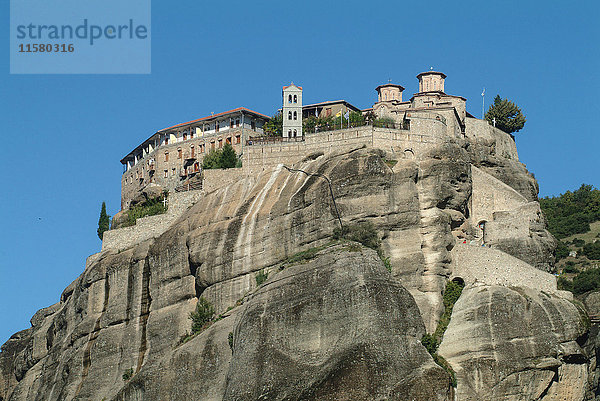 Niedrigwinkelansicht des Klosters Varlaam auf einer Felsformation  Meteora  Thassalien  Griechenland