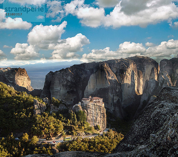 Landschaftsansicht des Klosters Roussanou auf einer Felsformation  Meteora  Thassalien  Griechenland