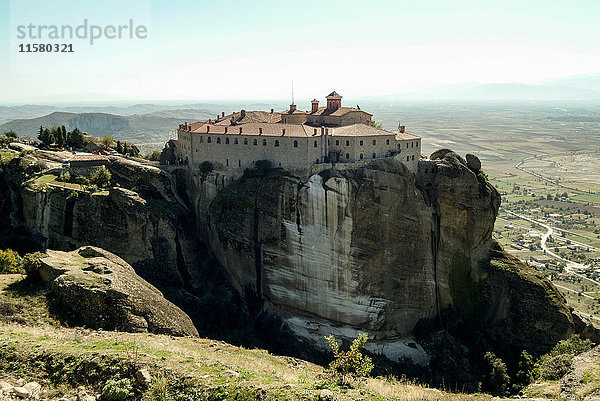 Erhöhte Landschaftsansicht des Klosters Varlaam auf einer Felsformation  Meteora  Thassalien  Griechenland