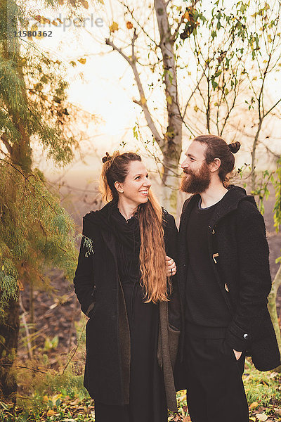 Ehepaar im Nebelwald