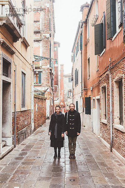 Porträt eines Ehepaares auf der Straße  Venedig  Italien