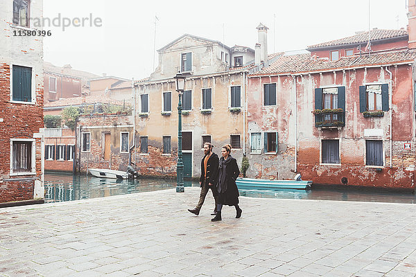 Spaziergang zu zweit am Ufer des Kanals  Venedig  Italien