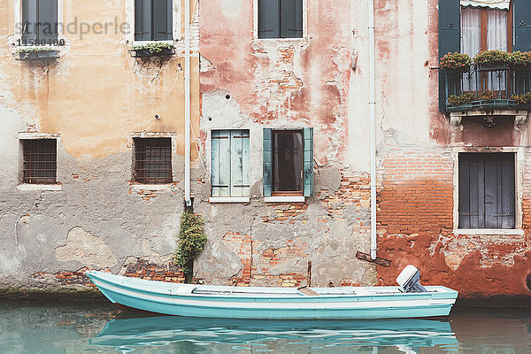 Boot am Kanal vertäut  Venedig  Italien