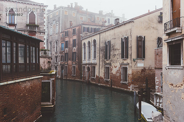 Ansicht des nebligen Kanals und alter Gebäude  Venedig  Italien