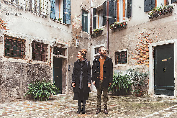 Ehepaar im Innenhof mit Blick in entgegengesetzte Richtungen  Venedig  Italien