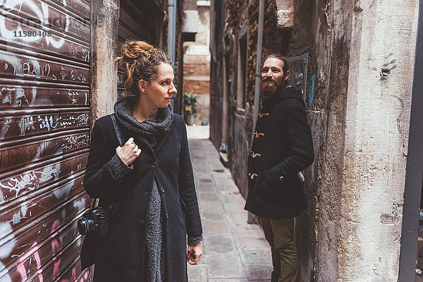 Ehepaar mit Kamera in einer Gasse  Venedig  Italien