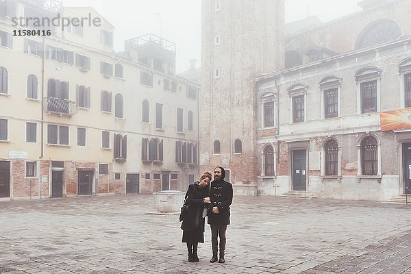 Porträt eines Paares auf einem nebligen Platz  Venedig  Italien