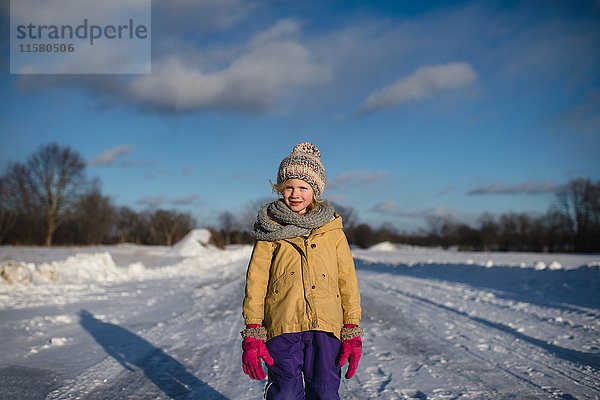 Mädchen in Winterkleidung auf schneebedecktem Weg  Lakefield  Ontario  Kanada