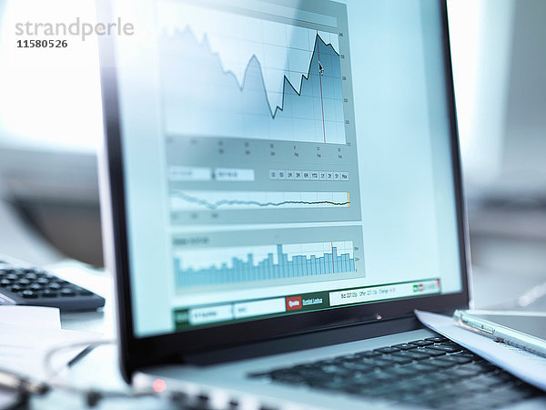 Aktienkursdaten aus dem Portfolio des Anlegers auf einem Laptop-Computerbildschirm
