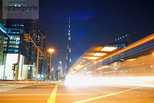 Stadtlandschaft bei Nacht mit Burj Khalifa im Hintergrund und Lichtspuren  Dubai  Vereinigte Arabische Emirate