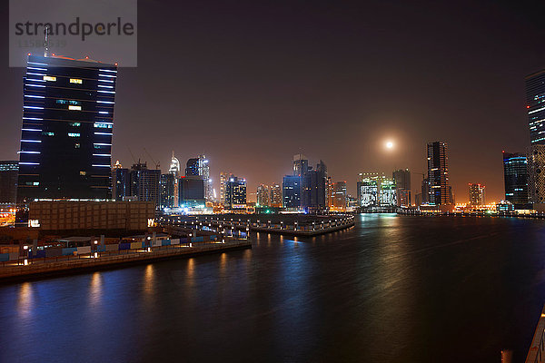 Stadtbild bei Nacht mit Dubai-Kanal  Dubai  VAE