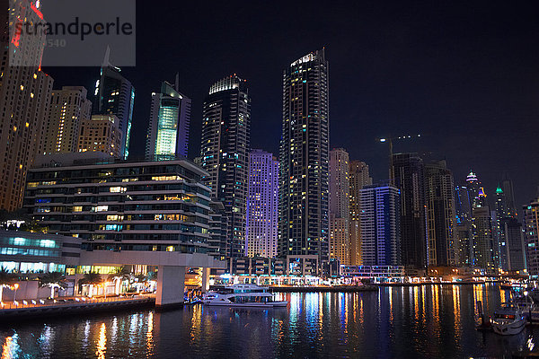 Das nächtliche Stadtbild der Dubai Marina  Dubai  Vereinigte Arabische Emirate