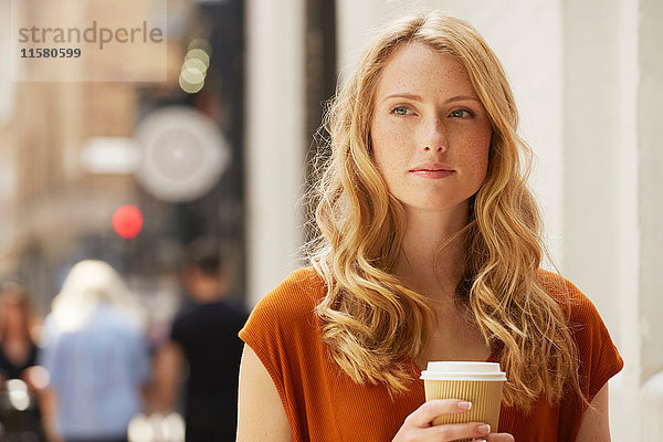 Frau beim Kaffee in der Straße  London  UK