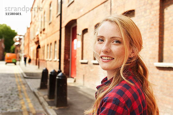 Frau in der Straße  London  UK