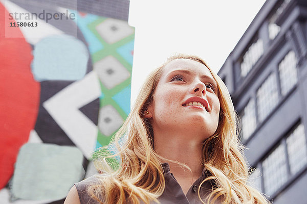 Frauen lächeln  Wandkunst im Hintergrund  London  UK