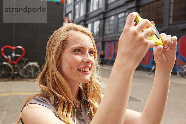 Frau nimmt Selfie in der Straße  London  UK