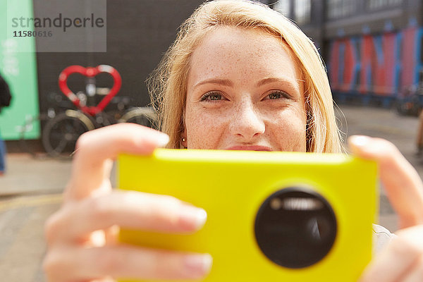 Frau nimmt Selfie in der Straße  London  UK