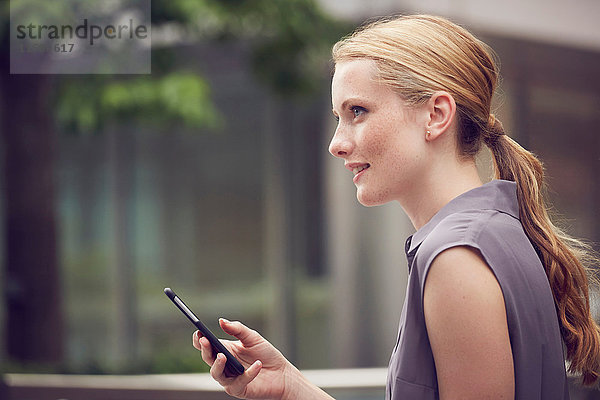 Frau mit Handy in der Straße  London  UK