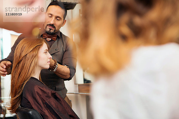 Herrenfriseur Styling Kunden rote Haare im Friseursalon