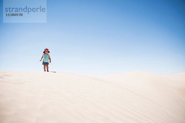 Weibliches Kleinkind steht auf einer Sanddüne  Little Sahara  Utah  USA