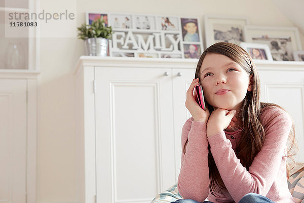 Mädchen telefoniert mit dem Smartphone