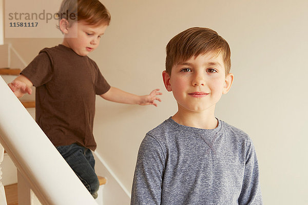 Porträt eines Jungen und eines kleinen Bruders auf einer Treppe