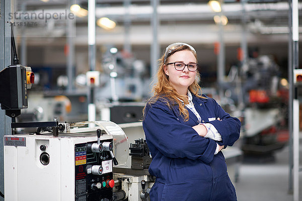 Porträt einer Hochschulstudentin in der Maschinenwerkstatt am College