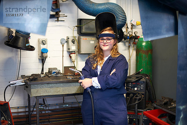 Porträt einer Studentin mit Schweißbrenner in einem Workshop am College