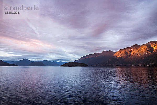 Howe Sound Bay  von der Fähre aus gesehen  Squamish  Britisch-Kolumbien  Kanada