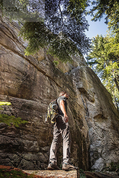 Trekking eines mittleren Erwachsenen durch den Murrin Provincial Park  Squamish  Britisch-Kolumbien  Kanada