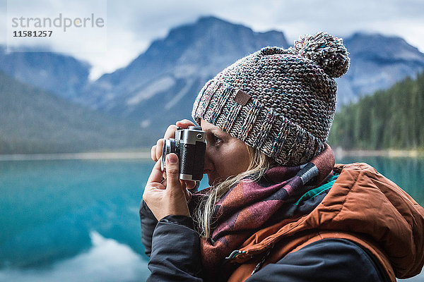 Ansichtsfotografin  Emerald Lake  Yoho-Nationalpark  Feld  Britisch-Kolumbien  Kanada