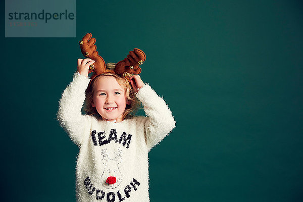 Bildnis eines jungen Mädchens mit Weihnachts- und Rentiergeweih