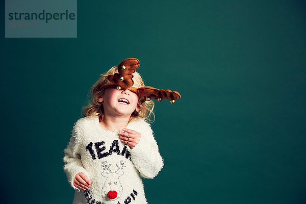 Bildnis eines jungen Mädchens mit Weihnachts- und Rentiergeweih