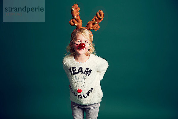 Bildnis eines jungen Mädchens mit Weihnachten  Rentiergeweih und roter Nase