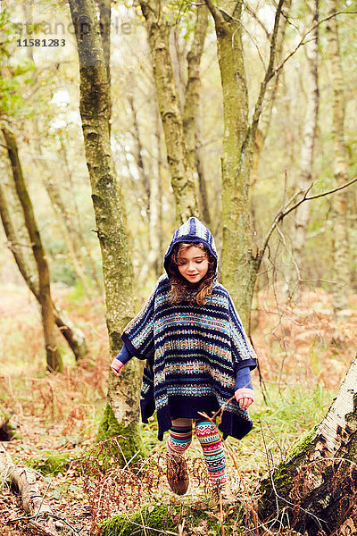 Junges Mädchen  das durch den Wald geht