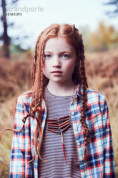 Porträt eines jungen Mädchens in ländlicher Umgebung
