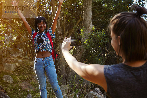 Zwei Freunde wandern  junge Frau fotografiert Freundin  mit Smartphone  Kapstadt  Südafrika