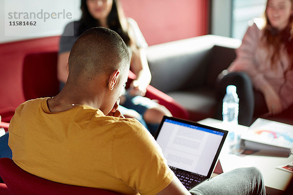 Universitätsstudent mit Laptop  Entspannung mit Studentenfreunden