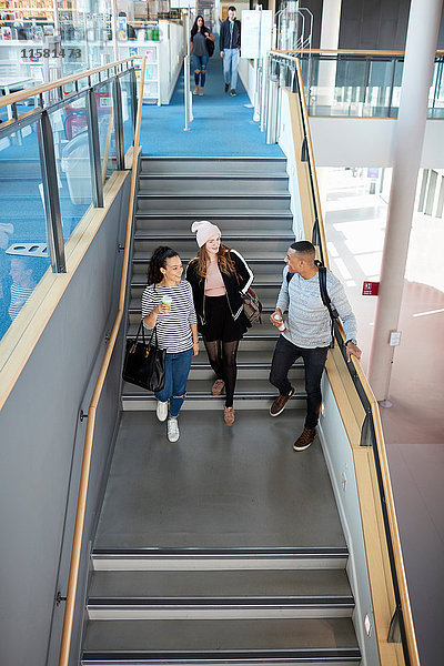 Universitätsstudenten gehen die Treppe hinunter