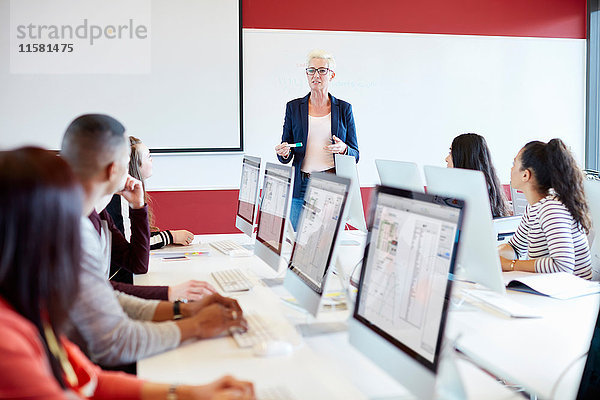 Universitätsstudenten  die im Unterricht am Computer arbeiten